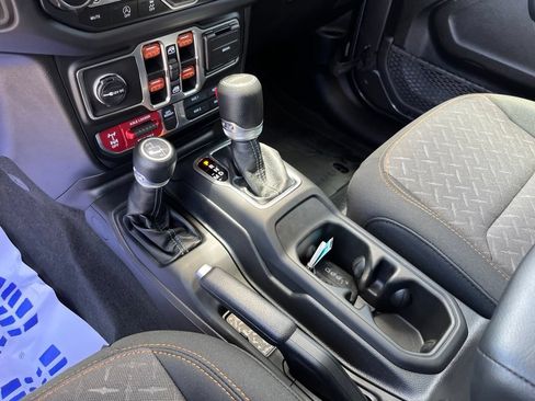 Used 2025 Jeep Gladiator Mojave AWD/4WD image 12