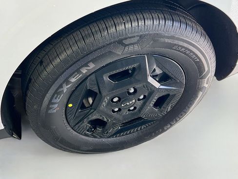 New 2026 Kia Carnival LX FWD image 32