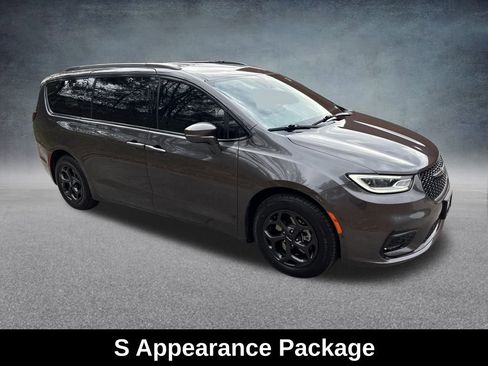 Used 2021 Chrysler Pacifica Limited w/ Uconnect Theater Family Group image 9