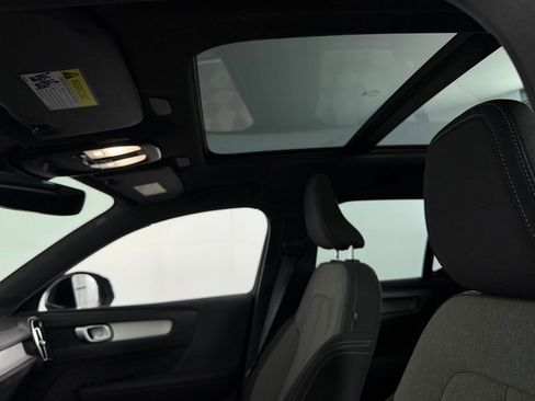 Used 2025 Volvo XC40 B5 Core image 25