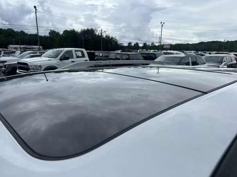 Used 2022 Nissan Pathfinder SL w/ SL Premium Package FWD image 13