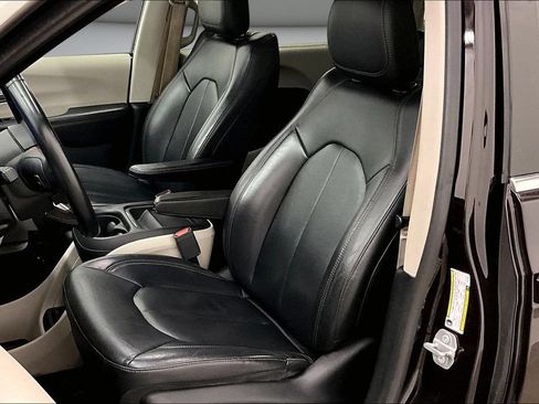 Used 2018 Chrysler Pacifica Touring-L FWD image 21