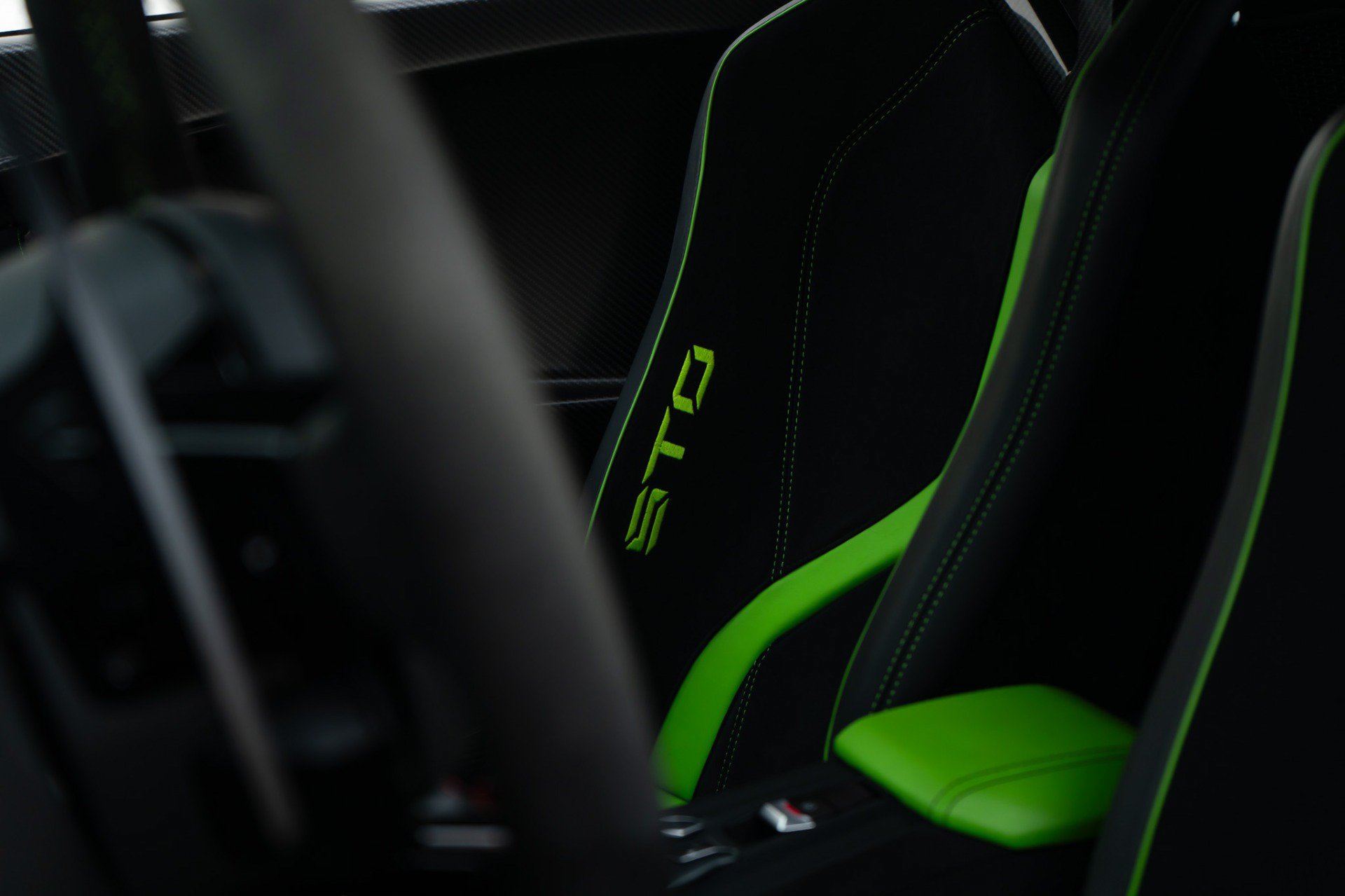 Used 2021 Lamborghini Huracan STO RWD image 24
