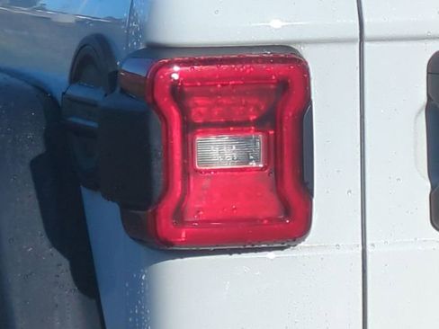 Used 2022 Jeep Wrangler Unlimited Rubicon w/ Cold Weather Group image 23