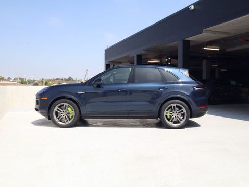Certified 2026 Porsche Cayenne E-Hybrid w/ Premium Package Plus AWD/4WD image 2