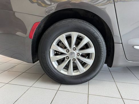Used 2018 Chrysler Pacifica Touring-L FWD image 63
