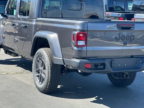 New 2026 Jeep Gladiator Sport AWD/4WD image 5