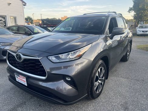 Used 2020 Toyota Highlander XLE AWD/4WD image 3