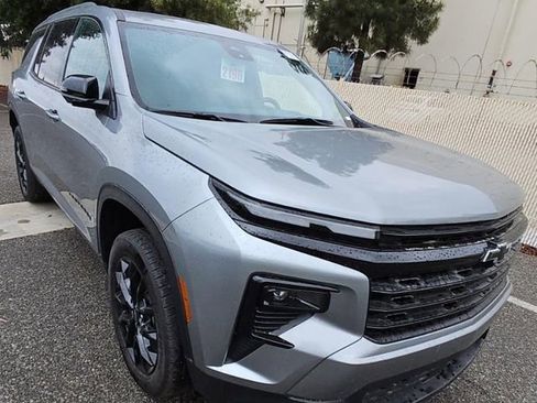 Used 2024 Chevrolet Traverse LT w/ Midnight/Sport Edition FWD image 2