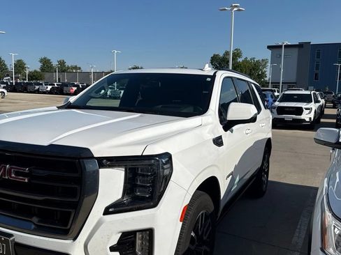 Used 2022 GMC Yukon AT4 w/ Technology Package AWD/4WD image 2