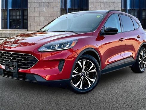 Used 2022 Ford Escape SE w/ SE Sport Appearance Package FWD image 2