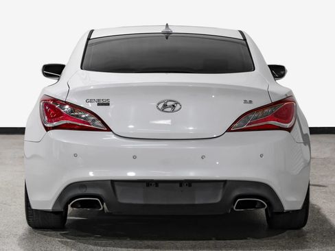 Used 2013 Hyundai Genesis 3.8 RWD image 7