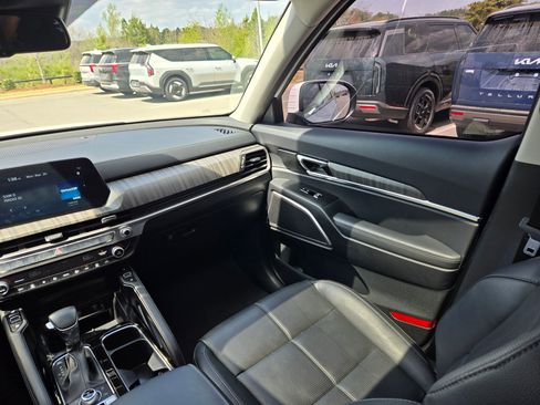 Used 2024 Kia Telluride EX w/ EX Captain's Chair Package AWD/4WD image 11