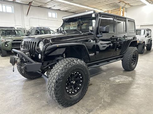 Used 2015 Jeep Wrangler Unlimited Rubicon w/ Connectivity Group AWD/4WD image 6