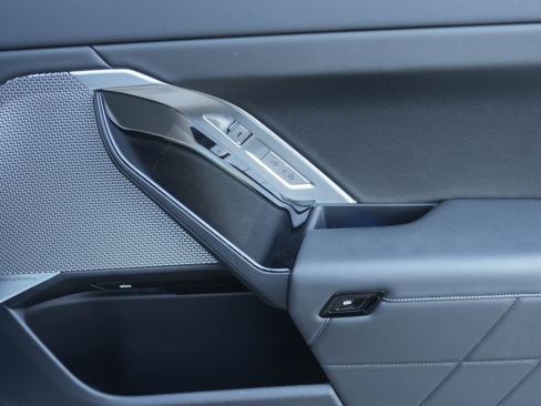 Certified 2023 BMW 740i image 30