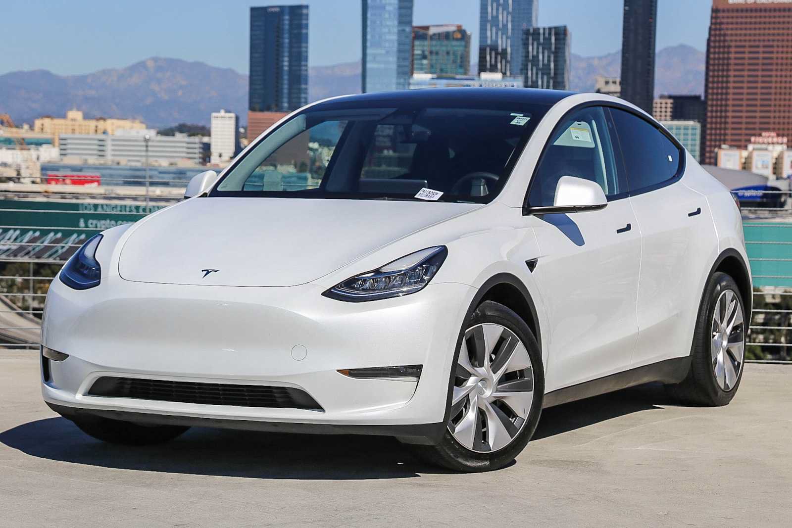 Used 2023 Tesla Model Y Long Range AWD/4WD image 1