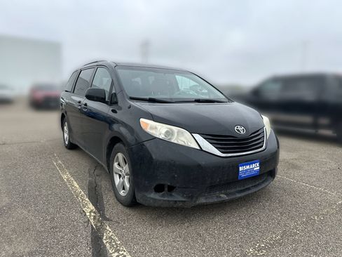 Used 2014 Toyota Sienna LE FWD image 2