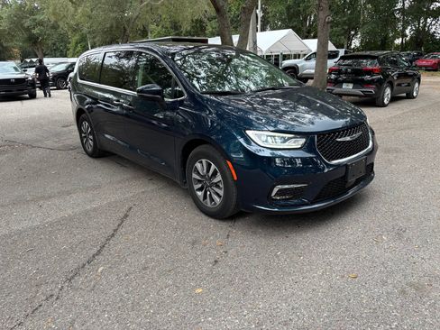 Used 2023 Chrysler Pacifica Touring-L FWD image 12