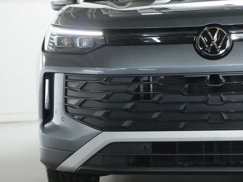 Certified 2025 Volkswagen Tiguan SE AWD/4WD image 6