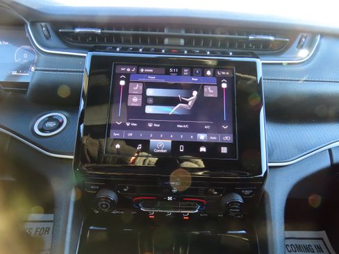 Used 2023 Jeep Grand Cherokee L Laredo image 25