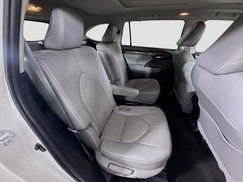 Used 2023 Toyota Highlander Platinum FWD image 28