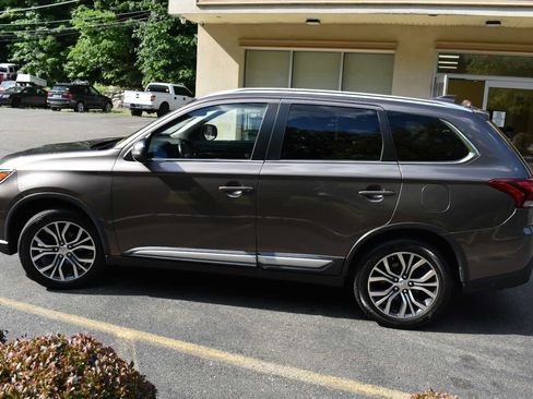 Used 2017 Mitsubishi Outlander SE AWD/4WD image 7