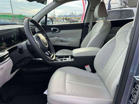 Used 2025 Kia Sorento S image 16