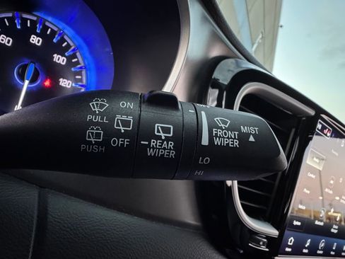 Used 2024 Chrysler Pacifica Touring-L image 9