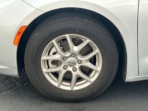 Used 2024 Chrysler Pacifica Touring-L FWD image 11