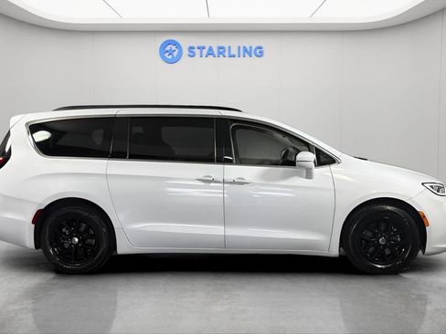 Used 2022 Chrysler Pacifica Touring-L FWD image 12
