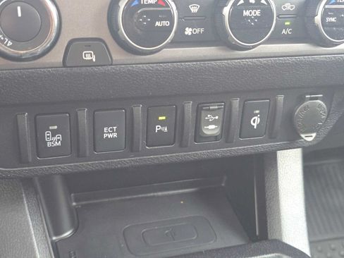 Certified 2016 Toyota Tacoma TRD Sport w/ Premium & Technology Package AWD/4WD image 30
