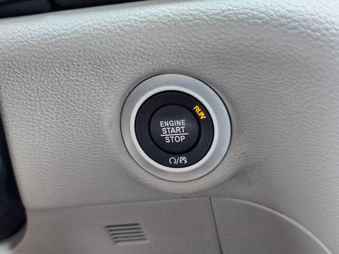 Used 2024 Chrysler Pacifica Limited FWD image 36