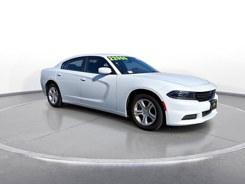 Used 2022 Dodge Charger SXT RWD image 2