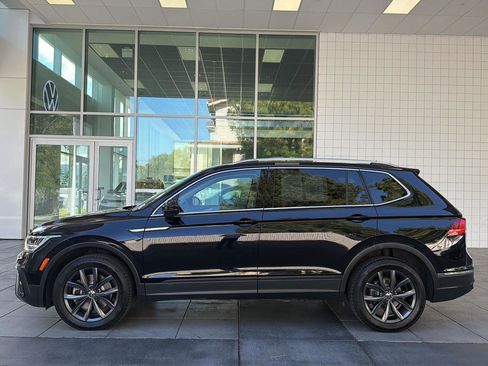 Certified 2022 Volkswagen Tiguan SE w/ Panoramic Sunroof Package AWD/4WD image 2