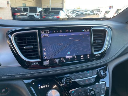 Used 2025 Chrysler Pacifica Limited FWD image 20
