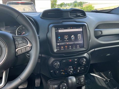 Used 2022 Jeep Renegade Latitude AWD/4WD image 11