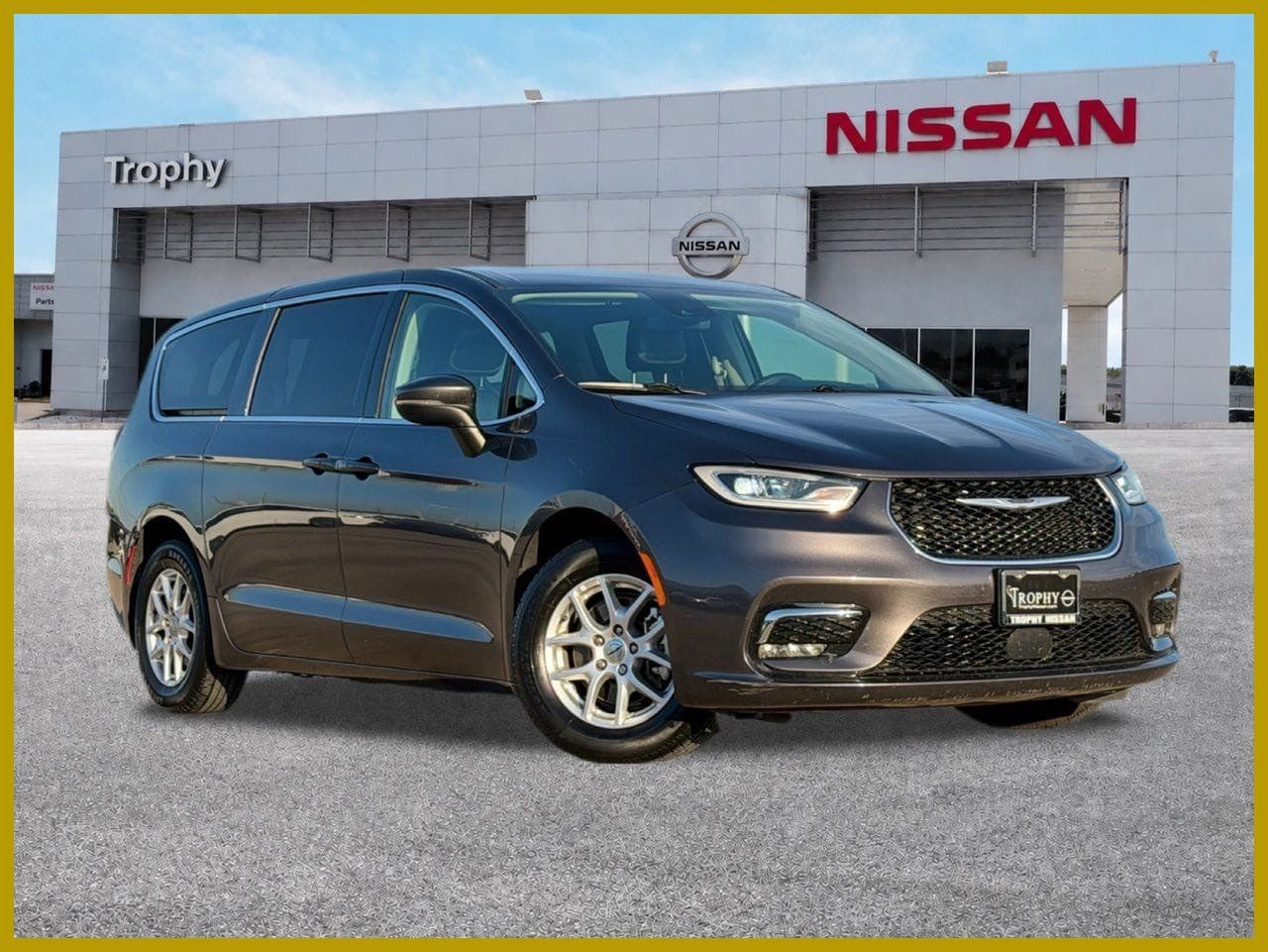 Used 2023 Chrysler Pacifica Touring-L FWD image 1