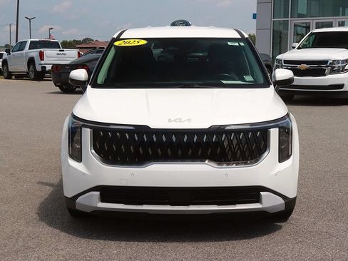 Used 2025 Kia Carnival FWD image 2