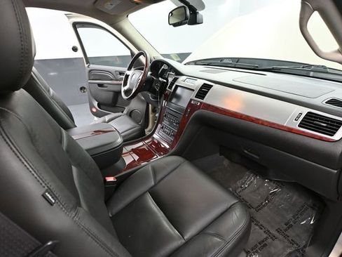 Used 2011 Cadillac Escalade Luxury image 51
