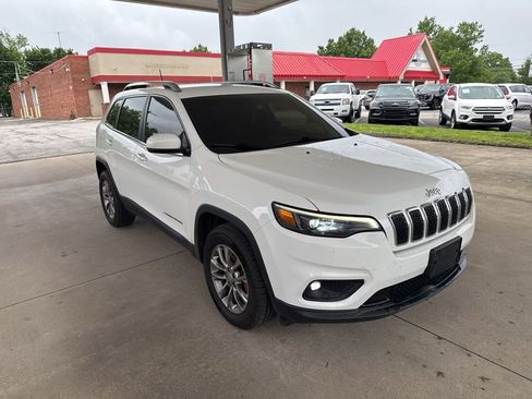 Used 2019 Jeep Cherokee Latitude Plus w/ Cold Weather Group AWD/4WD image 2
