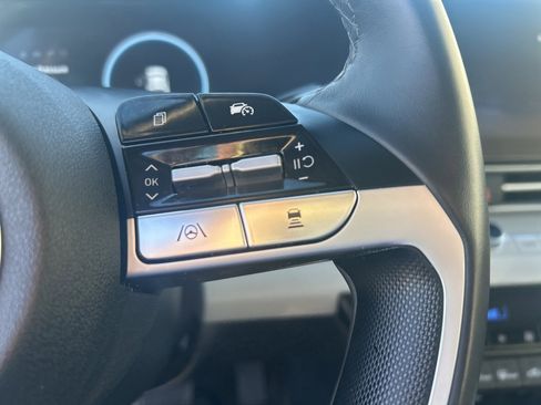 Used 2025 Hyundai Elantra Limited image 19