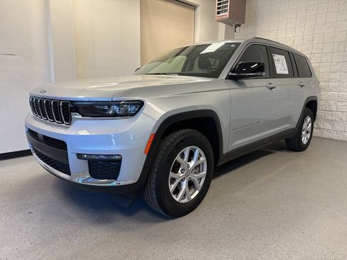Used 2022 Jeep Grand Cherokee L Limited AWD/4WD image 2