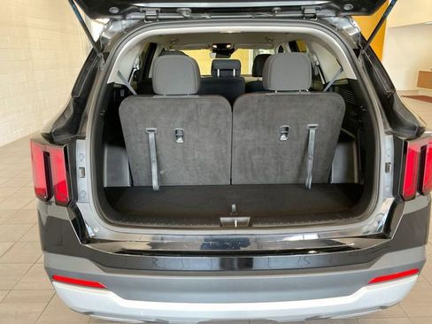 Used 2025 Kia Sorento LX image 19
