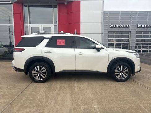 Certified 2024 Nissan Pathfinder SL image 5