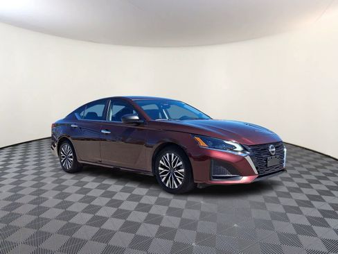 Used 2024 Nissan Altima 2.5 SV FWD image 4