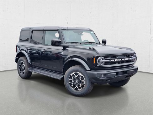 New 2025 Ford Bronco Outer Banks image 2