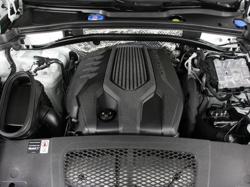 Certified 2025 Porsche Macan image 26