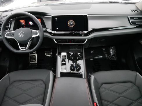 Certified 2024 Volkswagen Atlas Peak Edition SEL image 10