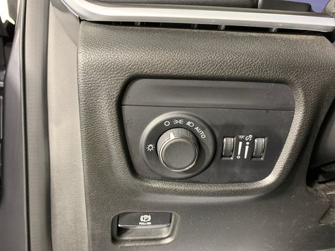 Used 2024 Jeep Grand Cherokee Altitude RWD image 17