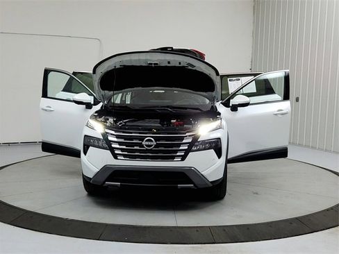 Used 2025 Nissan Rogue SL w/ Tech Package image 10